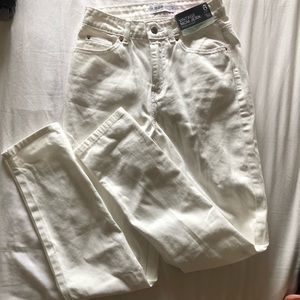 SOLD ✨ Vintage White Mom Jeans